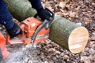 How to use the chainsaw safely